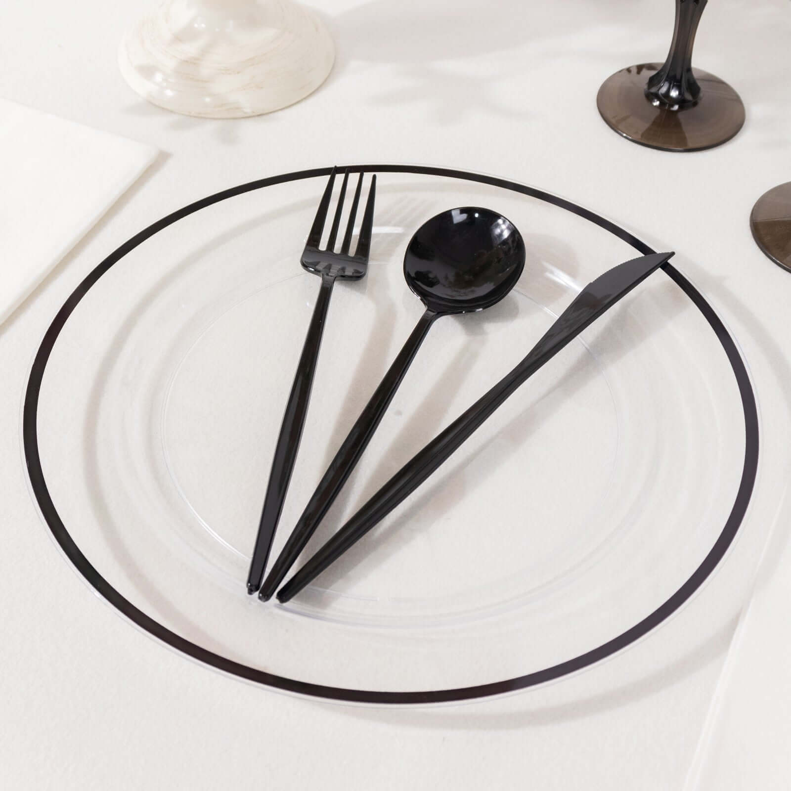 10-Pack Clear Plastic Round Dinner Plates with Black Rim - Ideal Disposable Plates for Classy Parties