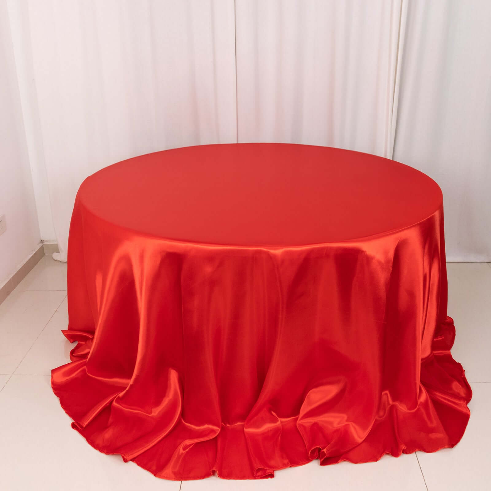 Stylish Seamless Red Satin 132-inch Round Tablecloth for Events