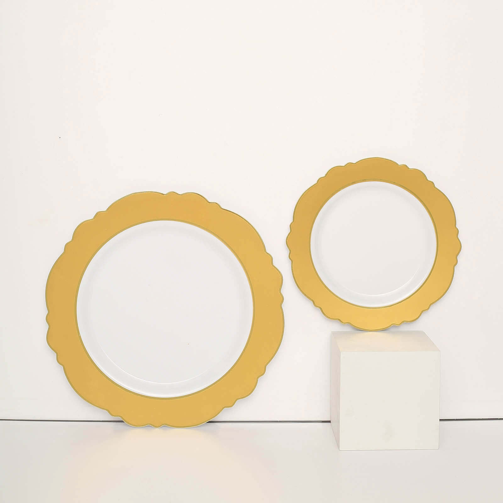 10-Pack Disposable White Plastic Dessert Plates with Gold Blossom & Edging for Elegant Table Decor