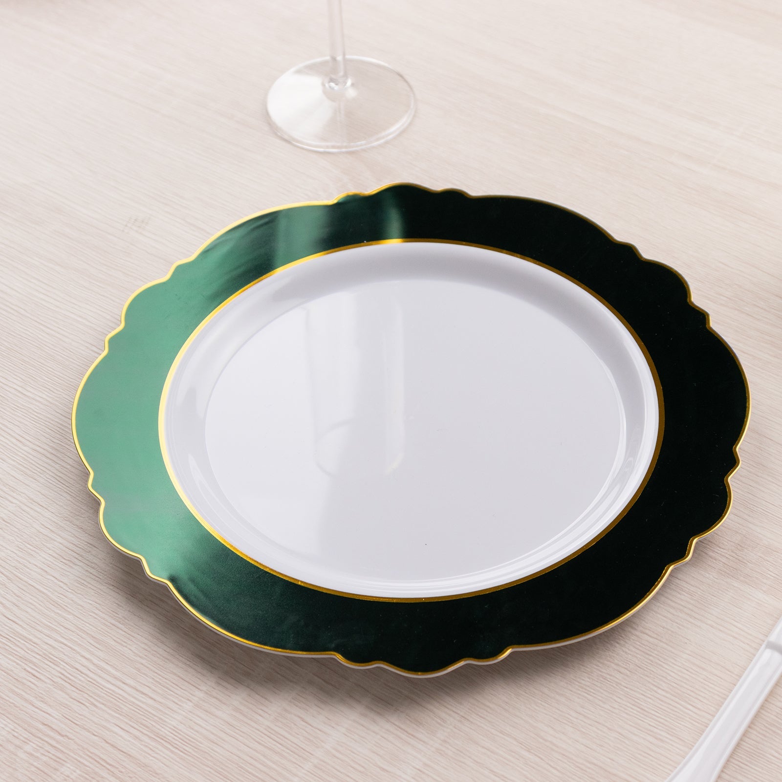Hot Deal! 10-Pack Disposable White Plastic Dinner Plates with Hunter Emerald Green Blossom & Gold Edging