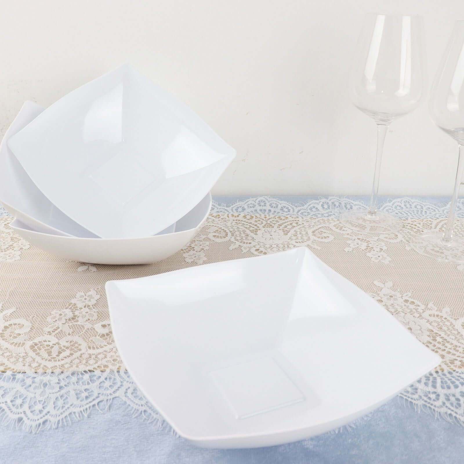 4-Pack White Square Lightweight Medium Disposable 32oz Plastic Serving Bowls for Events