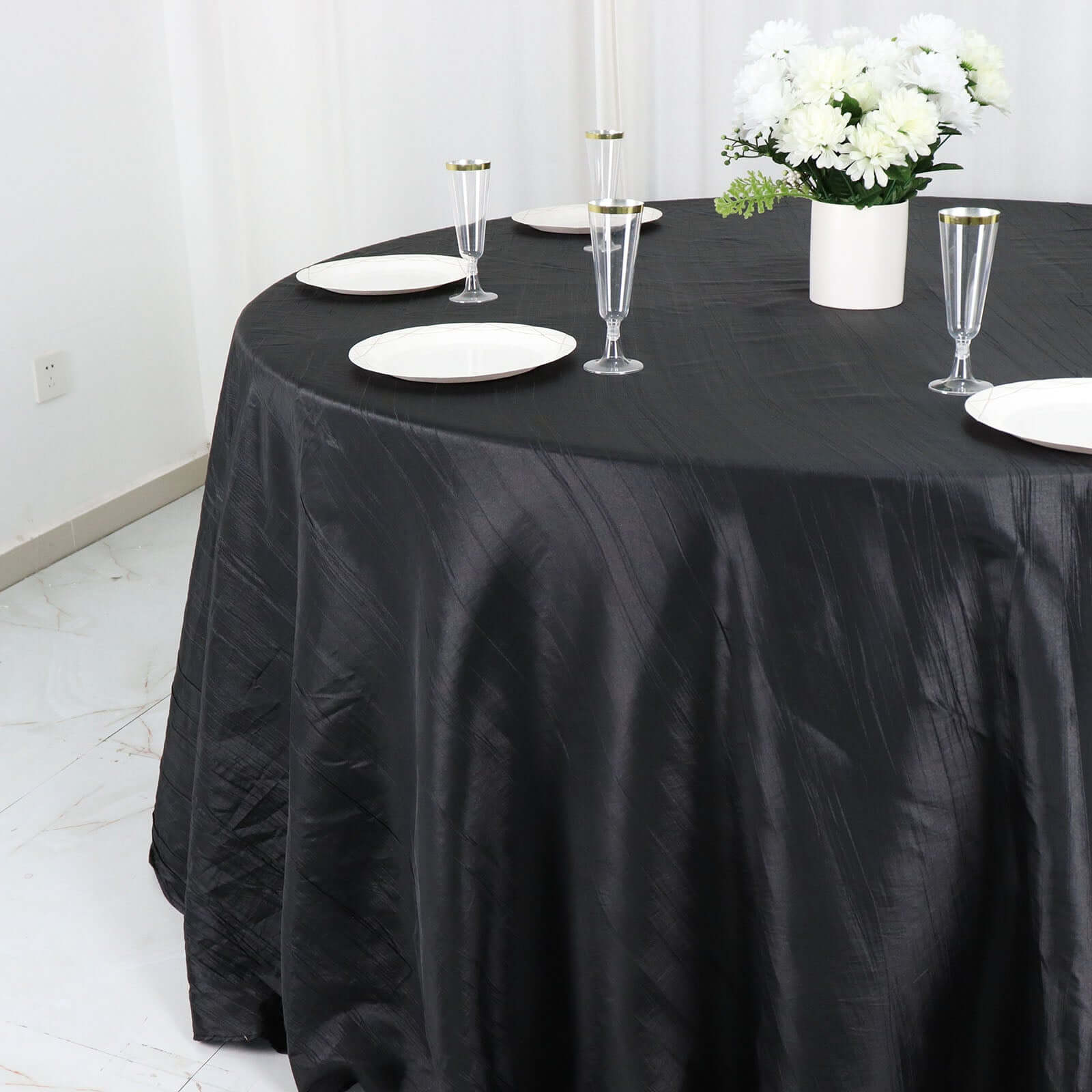 Black 132-Inch Seamless Accordion Crinkle Taffeta Round Tablecloth for Elegant Occasions