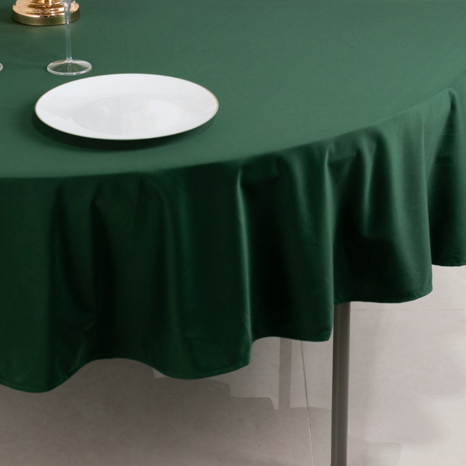 Premium Wrinkle-Free & Stain-Resistant 90' Round Scuba Tablecloth in Hunter Emerald Green