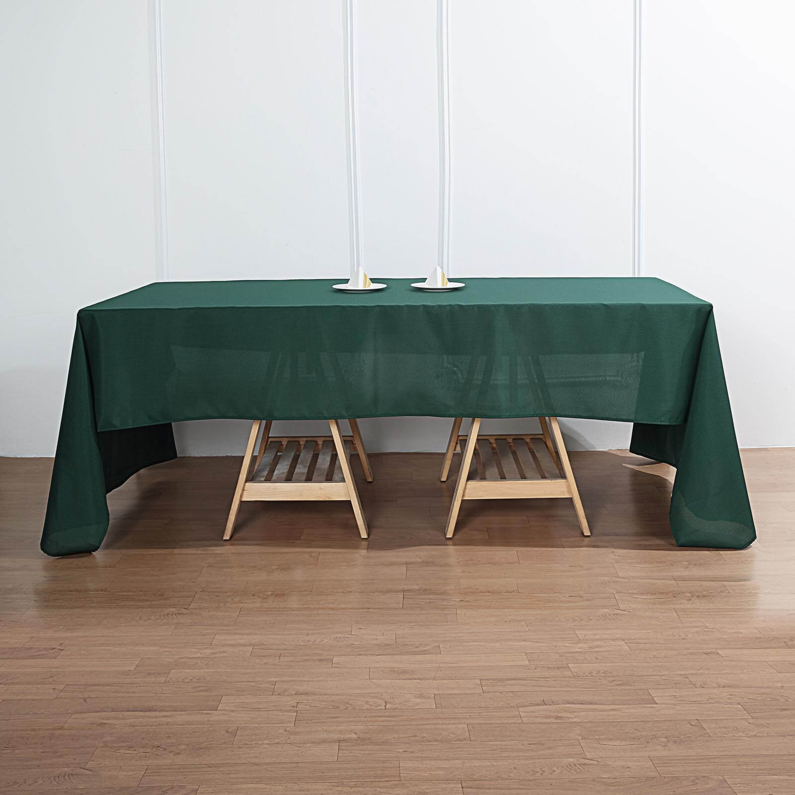 Get This Wrinkle-Resistant 60x126 Polyester Rectangle Tablecloth in Hunter Emerald Green
