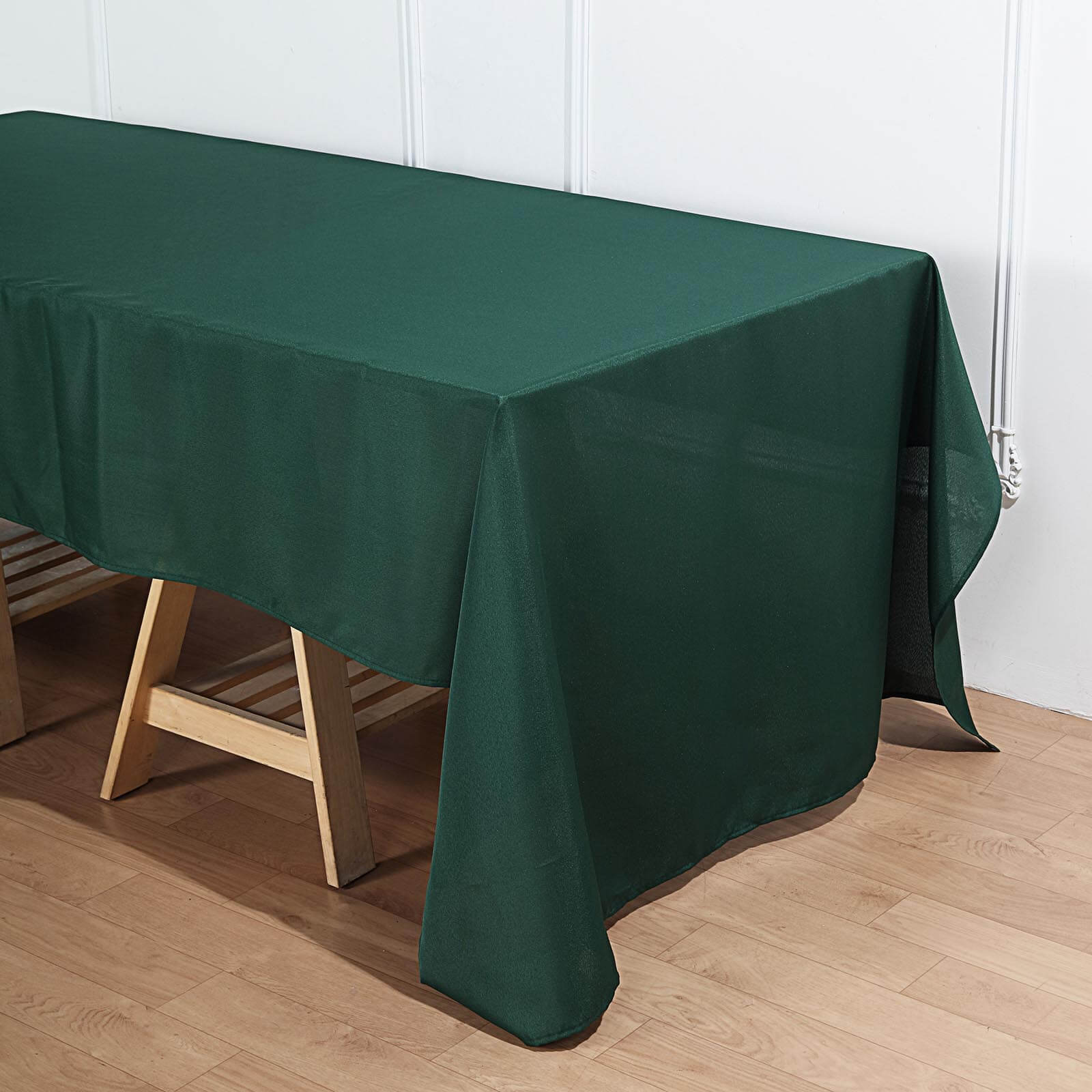 Get This Wrinkle-Resistant 60x126 Polyester Rectangle Tablecloth in Hunter Emerald Green