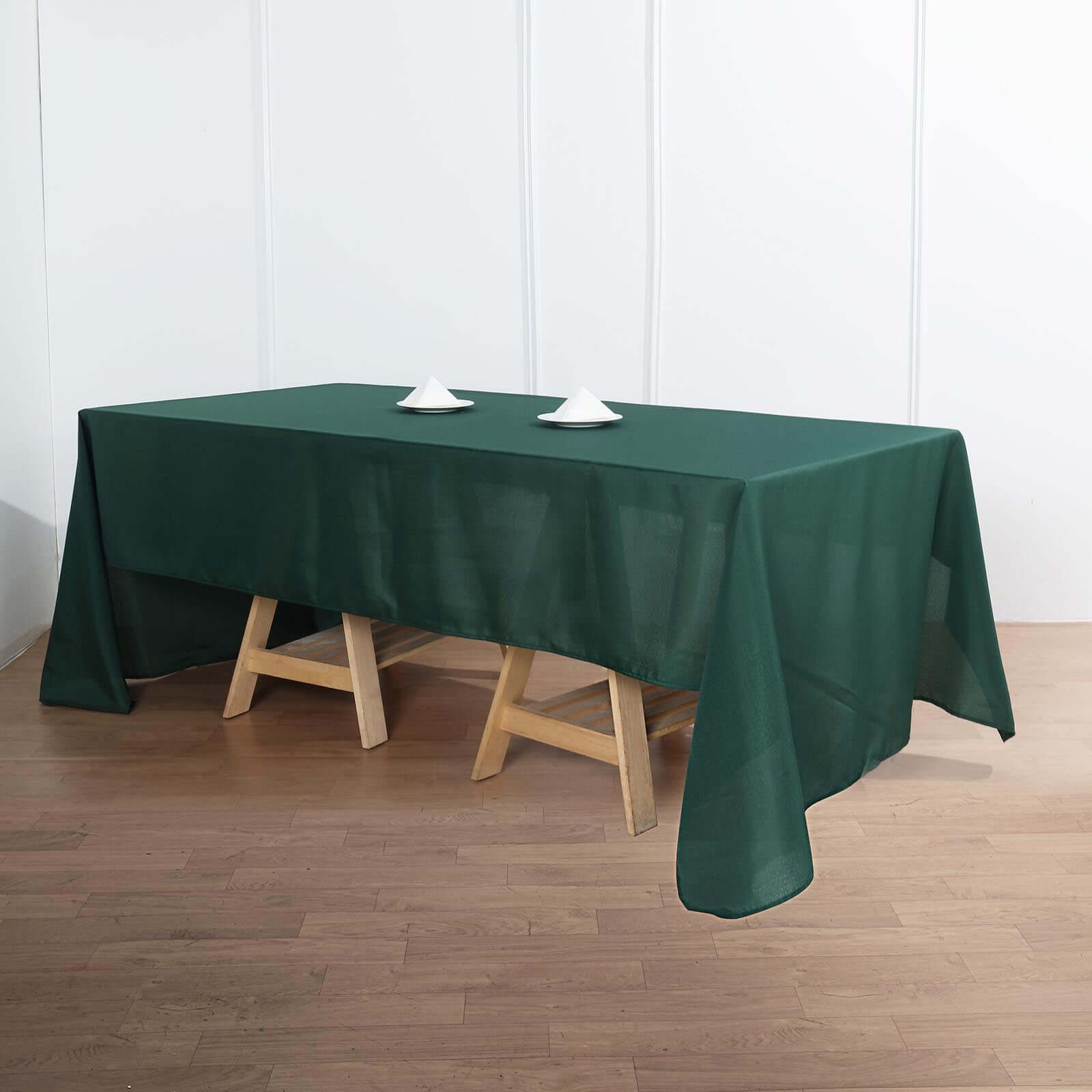 Get This Wrinkle-Resistant 60x126 Polyester Rectangle Tablecloth in Hunter Emerald Green