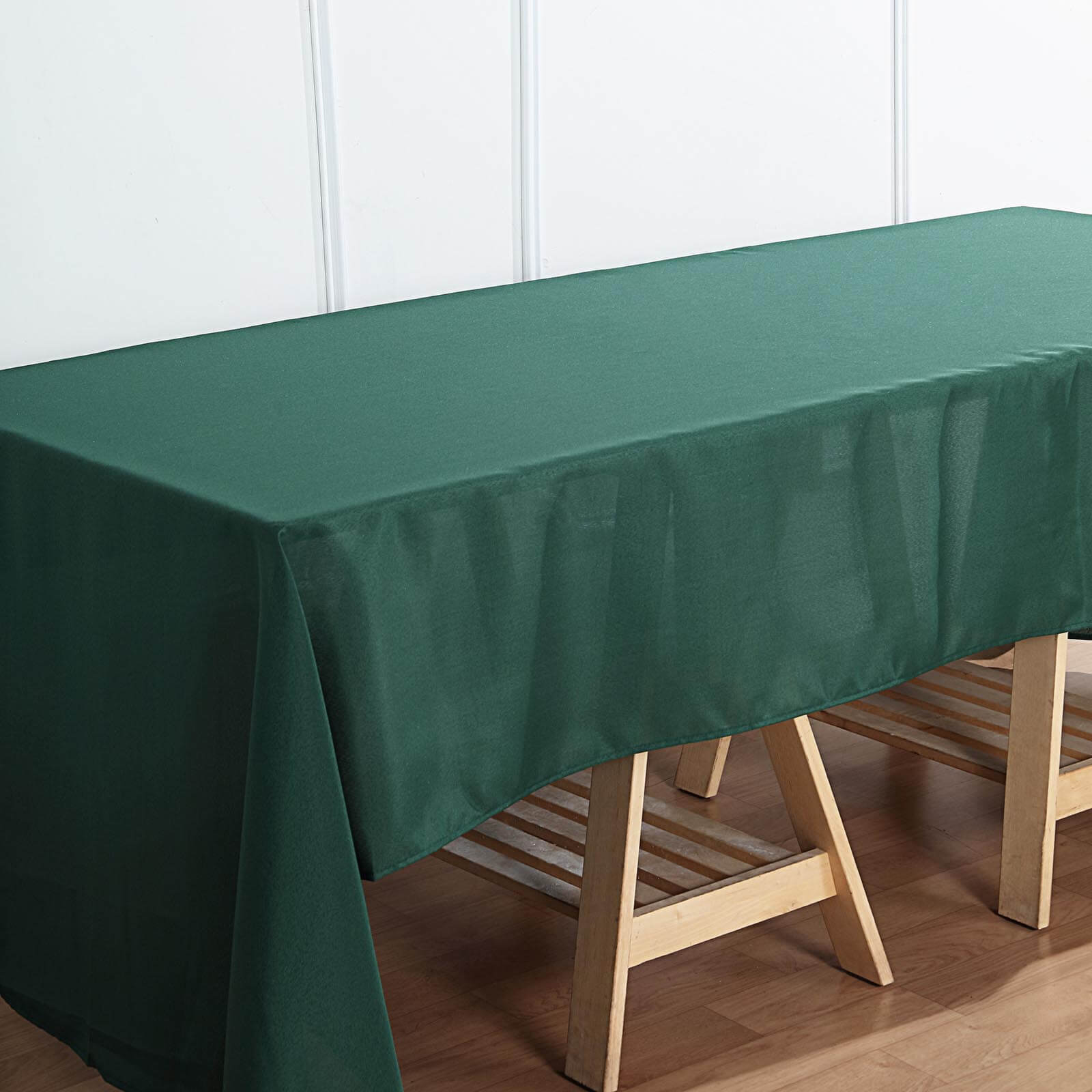 Get This Wrinkle-Resistant 60x126 Polyester Rectangle Tablecloth in Hunter Emerald Green