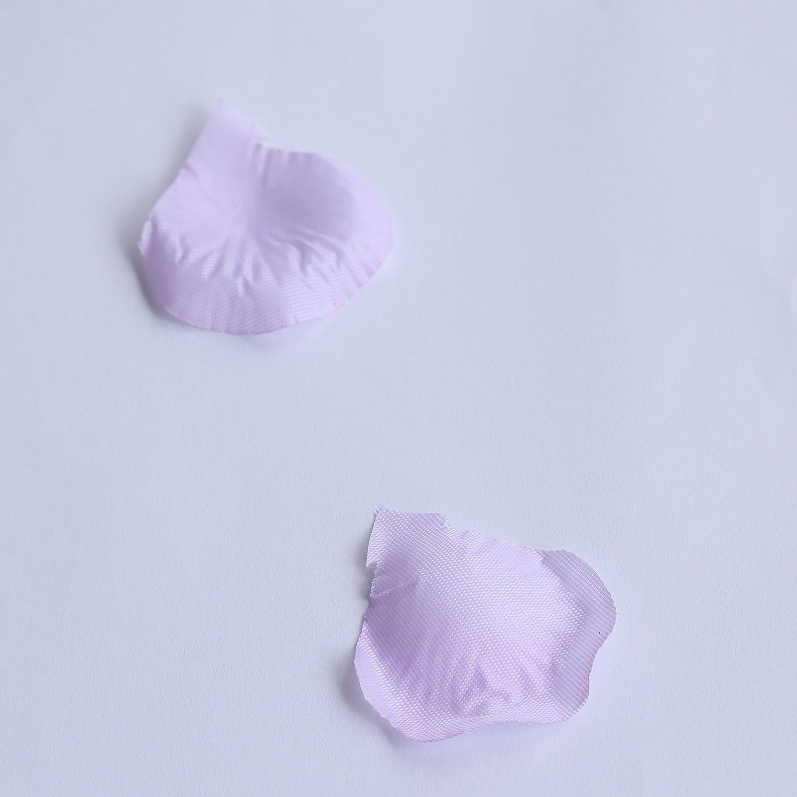 500-Piece Lavender Lilac Silk Rose Petal Confetti for Table and Floor Decor