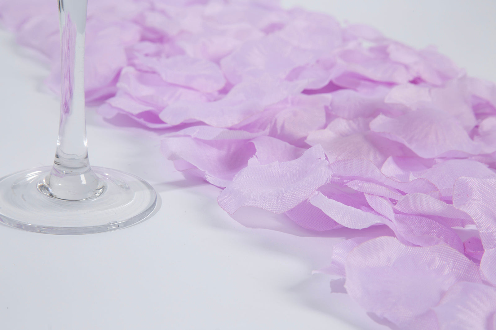 500-Piece Lavender Lilac Silk Rose Petal Confetti for Table and Floor Decor