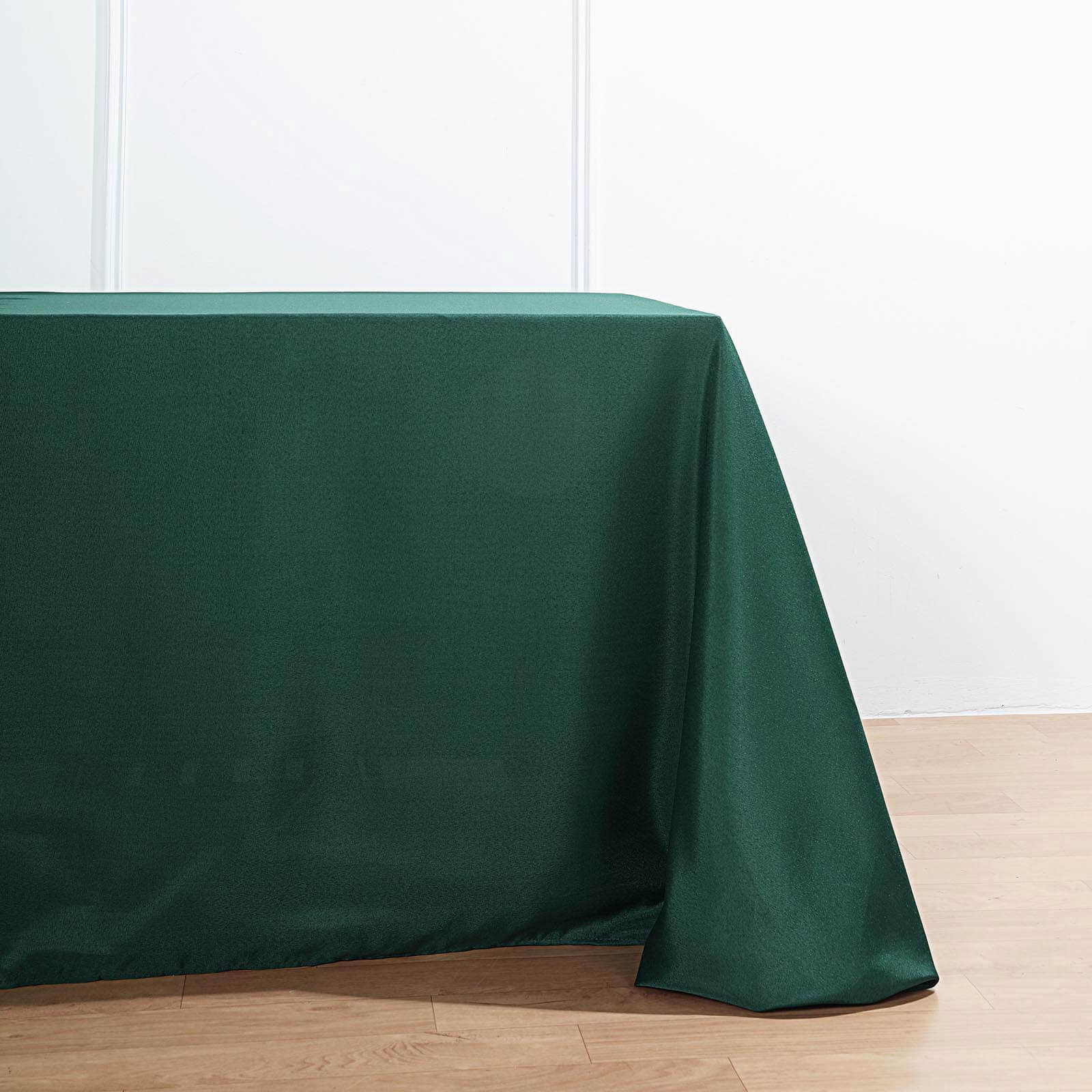 Exclusive Seamless Wrinkle-Resistant 90x132 Polyester Tablecloth in Hunter Emerald Green