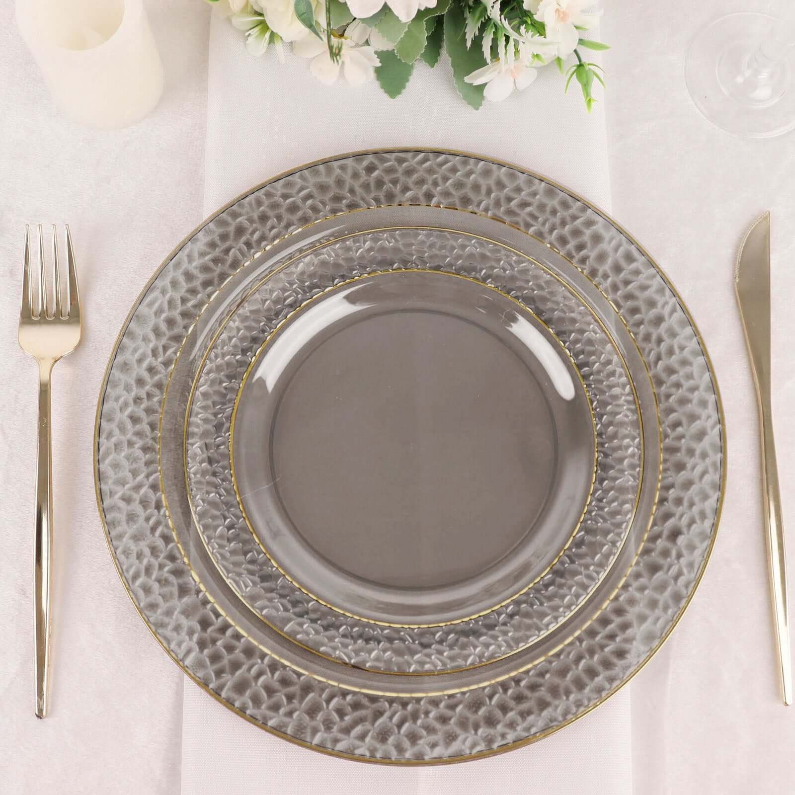 10-Piece Set of Disposable Round Dinner Plates in Opaque Black Hammered Design with Gold Rim for Elegant Parties