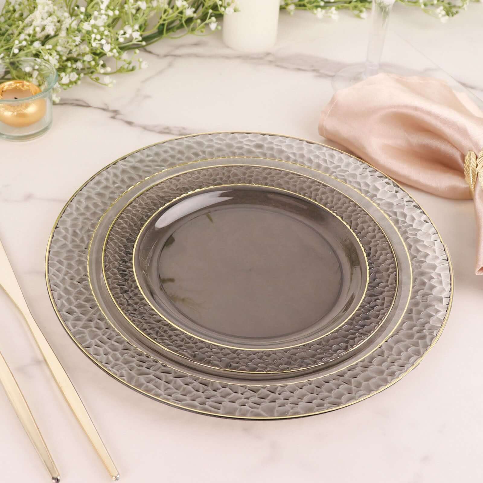 10-Piece Set of Disposable Round Dinner Plates in Opaque Black Hammered Design with Gold Rim for Elegant Parties