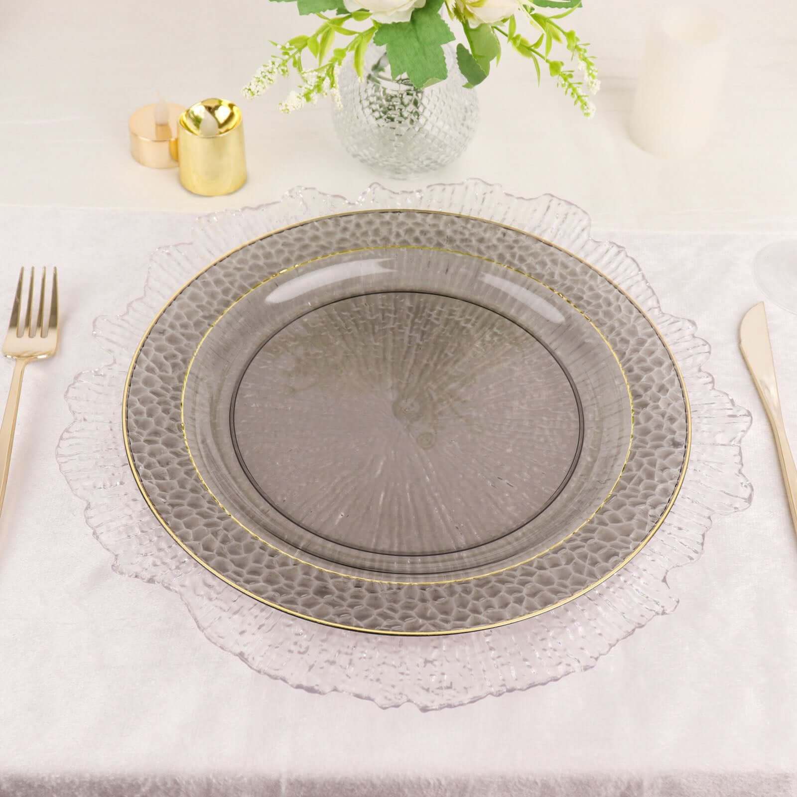 10-Piece Set of Disposable Round Dinner Plates in Opaque Black Hammered Design with Gold Rim for Elegant Parties