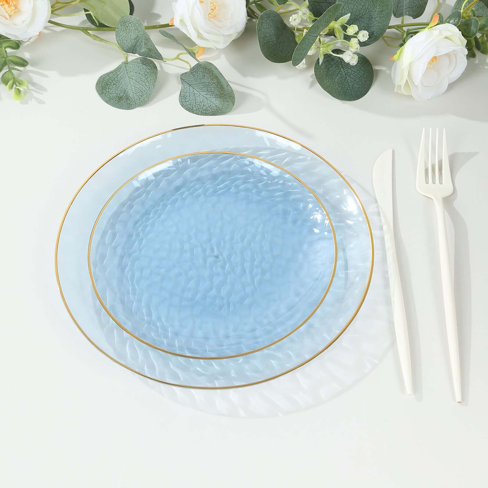 10-Pack 9-Inch Transparent Dusty Blue Hammered Plastic Dinner Plates with Gold Rim - Disposable for Parties