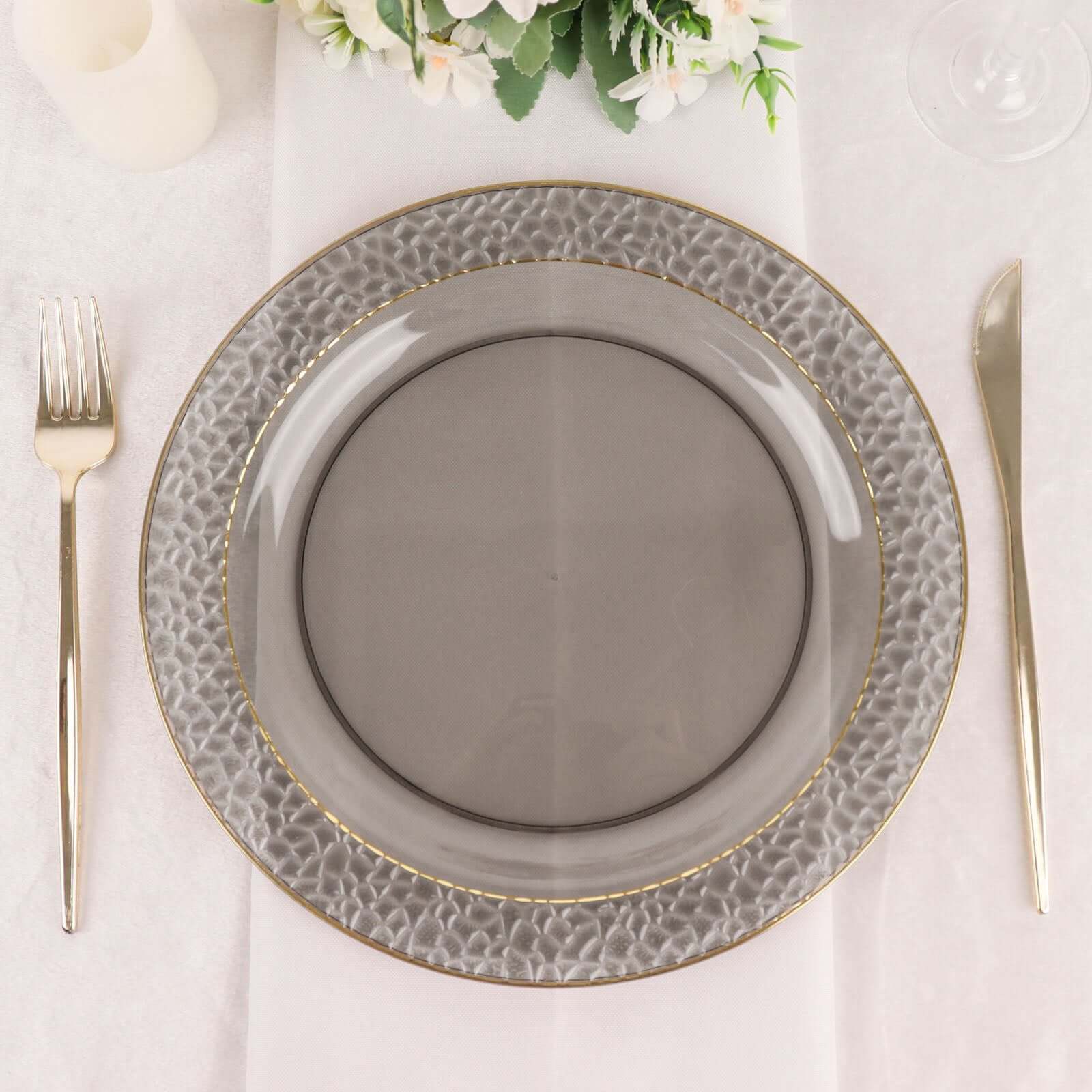 10-Piece Set of Disposable Round Dinner Plates in Opaque Black Hammered Design with Gold Rim for Elegant Parties