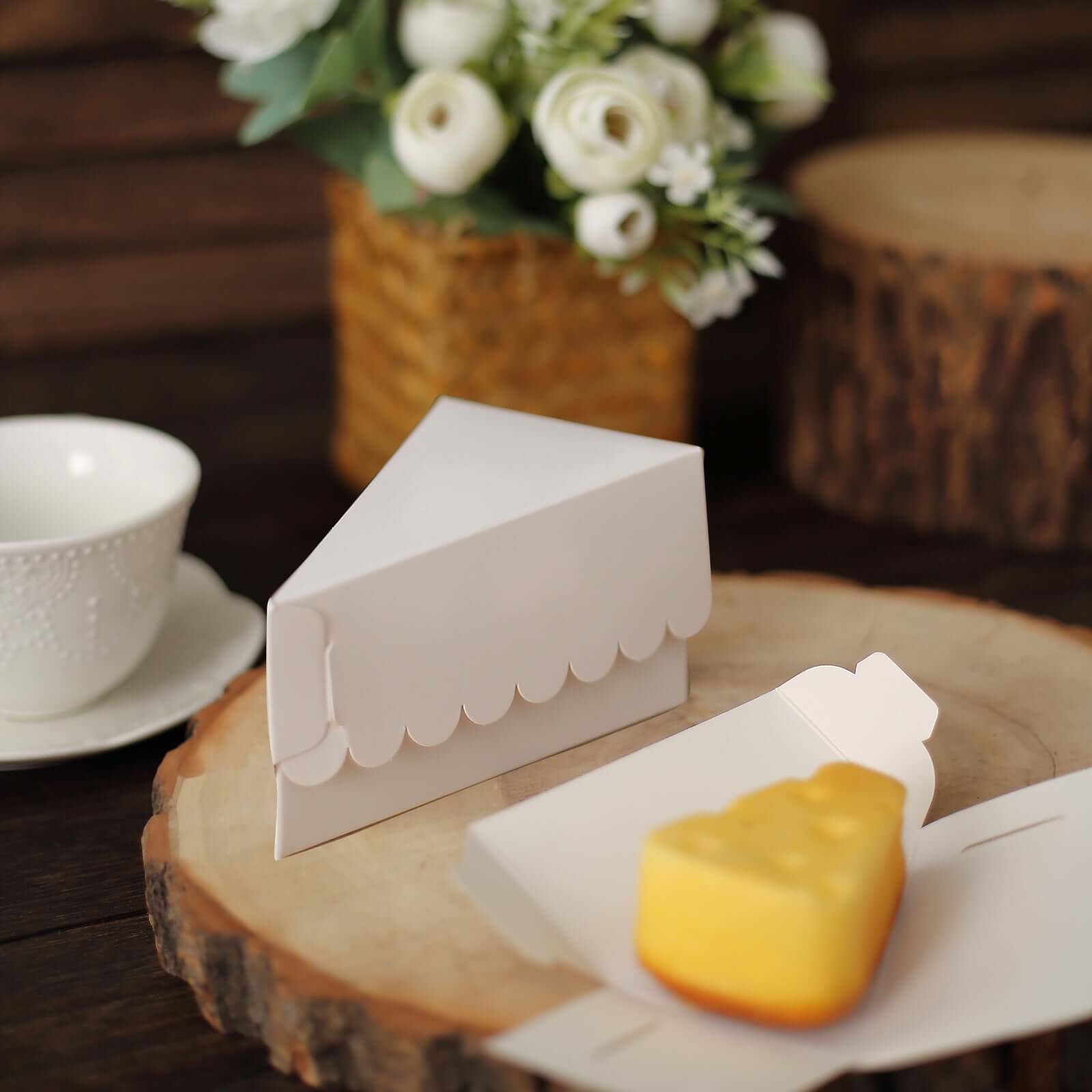 10-Pack Gold Decorative Scalloped Top Cardstock Triangle Cake Slice Boxes for Desserts & Party Favors