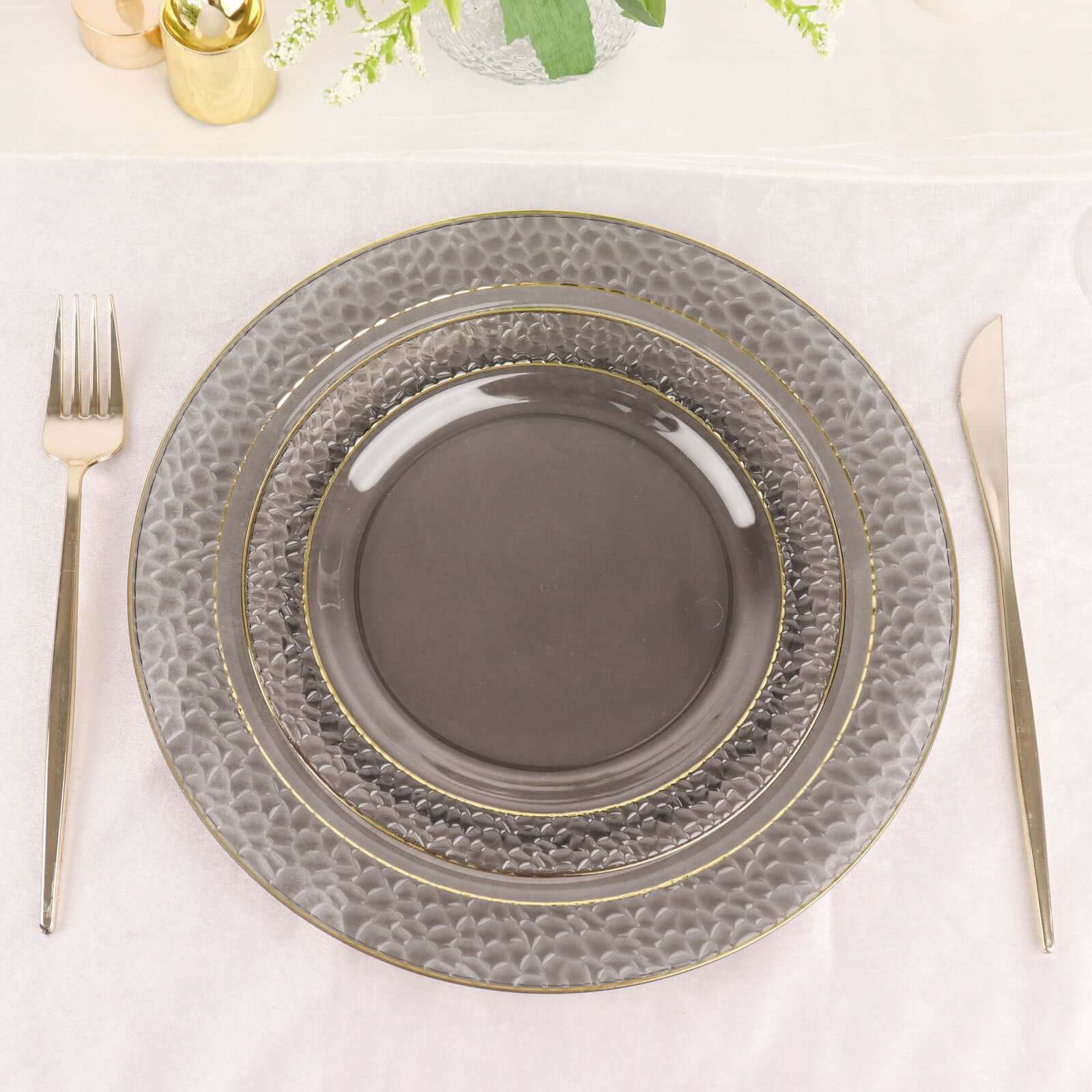 10-Piece Set of Disposable Round Dinner Plates in Opaque Black Hammered Design with Gold Rim for Elegant Parties