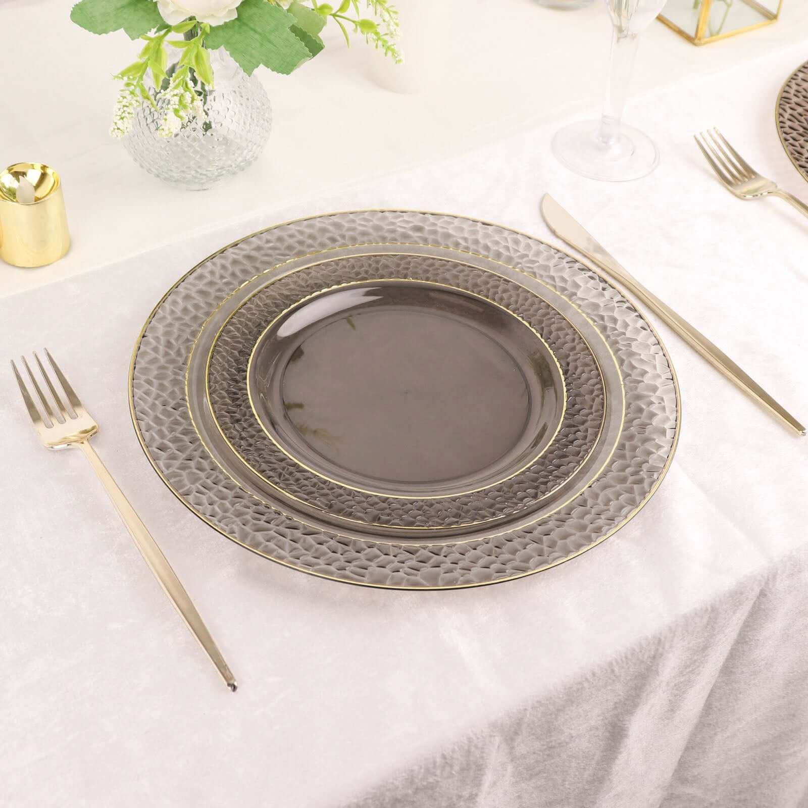 10-Piece Set of Disposable Round Dinner Plates in Opaque Black Hammered Design with Gold Rim for Elegant Parties